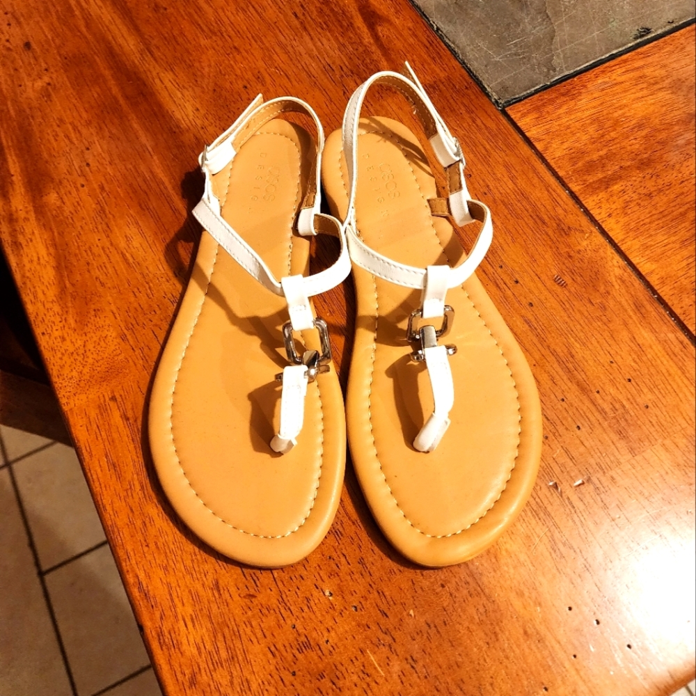 NWT White thong sandals 7